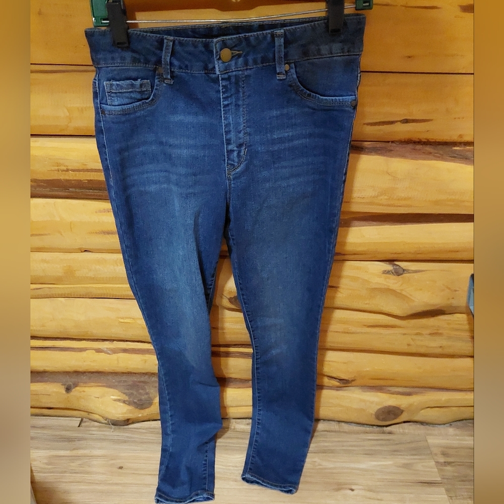 (6) D. Jeans